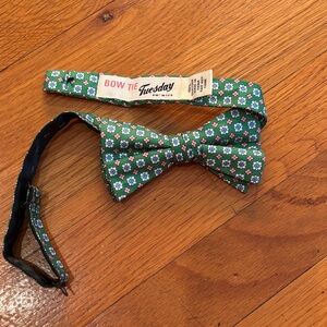 Tuesday Green Floral Men’s Silk Bow Tie Adjustable